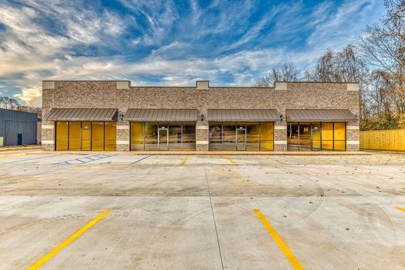 Cox Creek Plaza: 750 Cox Creek Pkwy, Florence, AL 35630